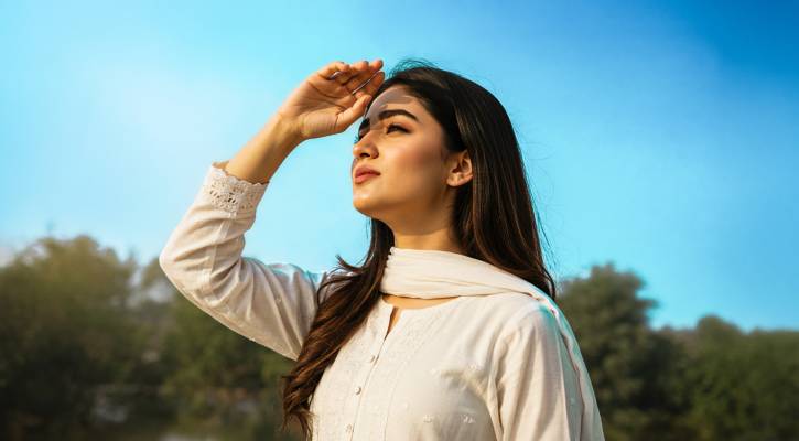 রোদ থেকে ত্বকের সুরক্ষায় সানস্ক্রিন ছাড়া উপায় নেই